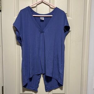 Women's purple blue Athleta V-Neck Top. Short sleeves. Split in back.